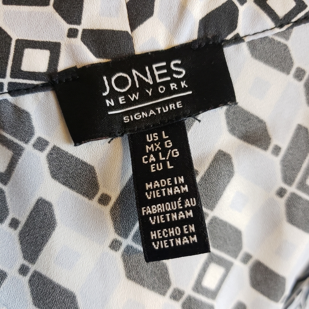 Jones New York light blue white black geometric print blouse, size L - Picture 5 of 6